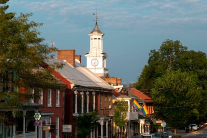 Vista de la calle principal de Shepherdstown, pueblo de Virginia Occidental.