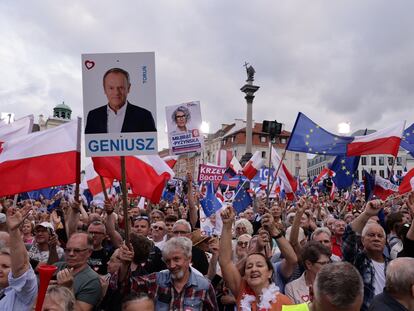 Miles de personas se concentran en Varsovia convocados por Donald Tusk en el aniversario de las primeras elecciones parcialmente libres de 1989.