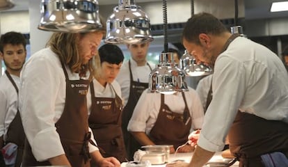 Magnus Nilsson (a la izquierda) habla con el equipo de Andoni Luis Aduriz en las cocinas del restaurante Mugaritz.