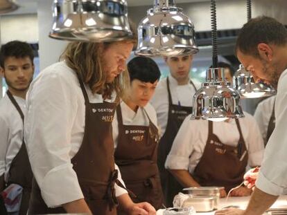 Magnus Nilsson (a la izquierda) habla con el equipo de Andoni Luis Aduriz en las cocinas del restaurante Mugaritz.