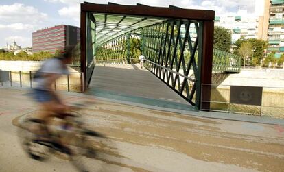 Un ciclista recorre Madrid R&iacute;o.