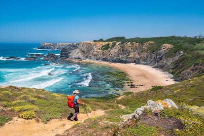 Un senderista en el parque natural del Suroeste Alentejano y Costa Vicentina en la Rota Vicentina (Portugal).