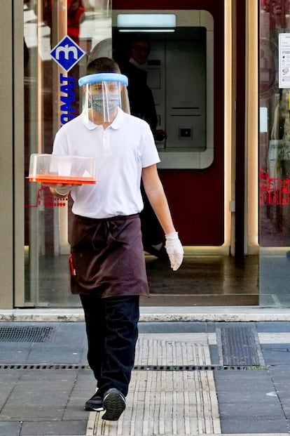 Roma ya huele a café de Sant Eustachio, una parada obligada y recomendada incluso por The New York Times, para los amantes de un buen espresso. También empiezan a lucir los vistosos y coloridos mostradores con helados. De hecho, ayer Italia comenzó su segunda fase de desconfinamiento, en la que se han aligerado algunas de las restricciones. Entre ellas, se reinician la manufactura, como el textil y la moda, la construcción y el comercio mayorista vinculado a los sectores en actividad, por lo que se prevé que 4,4 millones de personas volverán a trabajar. En la imagen, un camarero sirve un café con máscara protectora y guantes en un bar de Nápoles, al sur de Italia. 