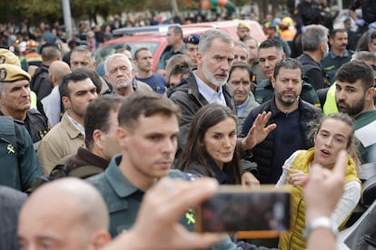 Los reyes dialogan con vecinos de Paiporta este domingo en medio de una gran tensión. 