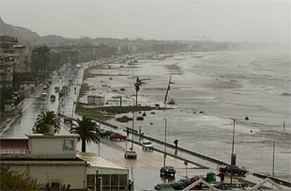 El fuerte temporal que afecta al Mediterráneo ha provocado la <i>desaparición</i> de la playa de Castelldefels (Barcelona).