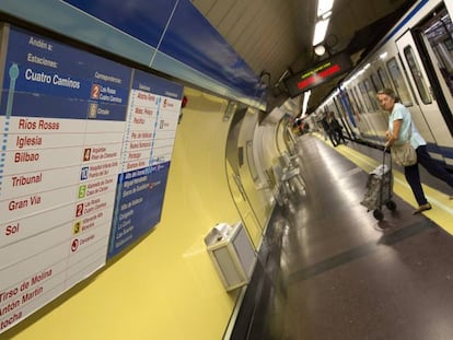 Una usuaria en una estaci&oacute;n de la l&iacute;nea 1 del Metro de Madrid.