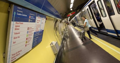 Una usuaria en una estaci&oacute;n de la l&iacute;nea 1 del Metro de Madrid.