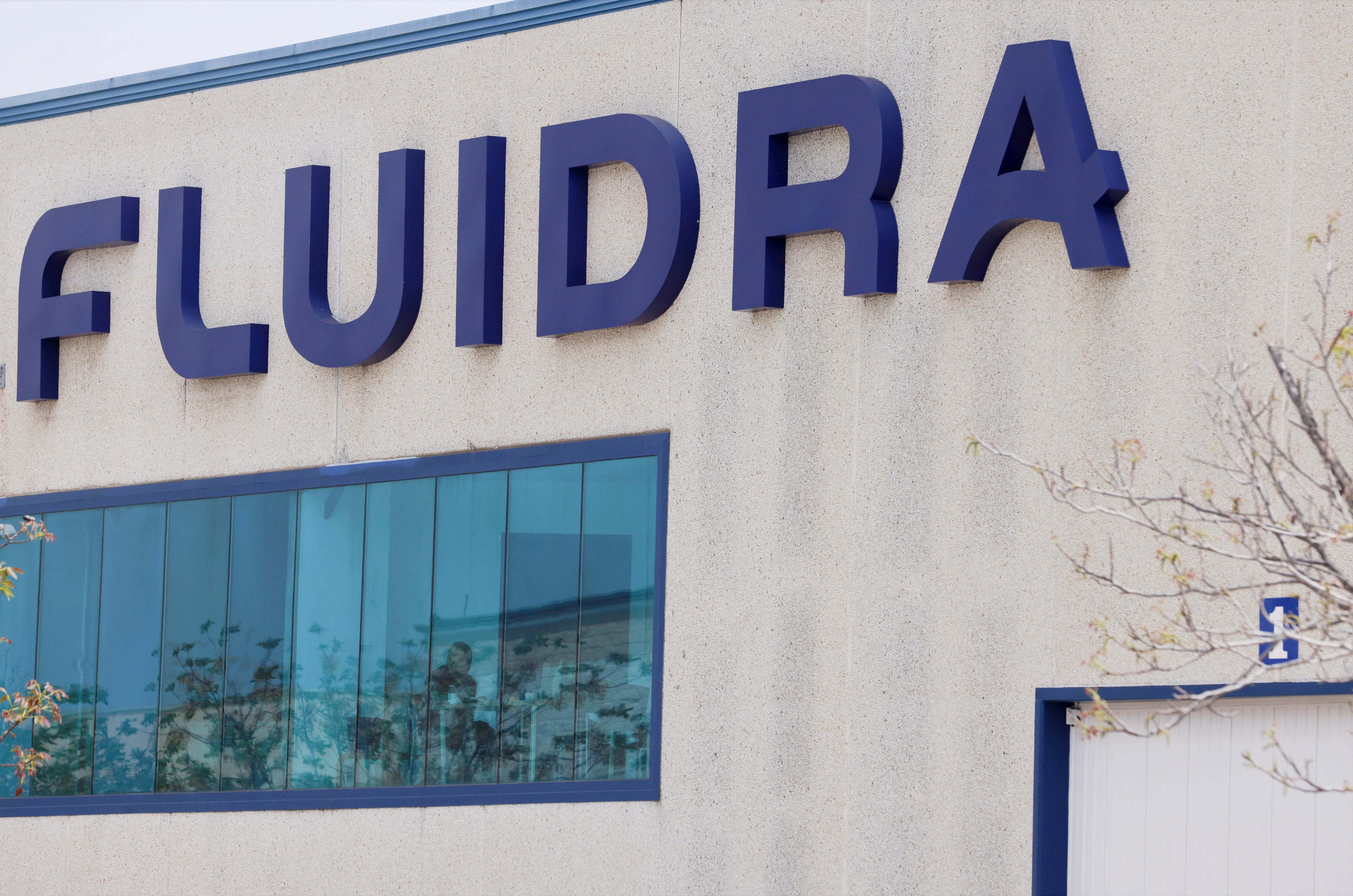 La entrada de Fluidra SA, una multinacional española activa en el sector de la piscina y equipos de bienestar, se muestra en un complejo empresarial en las afueras de Barcelona, España, 28 de abril de 2022.