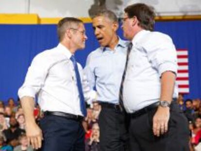 El presidente Barack Obama, en un acto de campa&ntilde;a con Gary Peters (derecha), candidato al Senado, y Mark Schauer, candidato a gobernador de Michigan. 