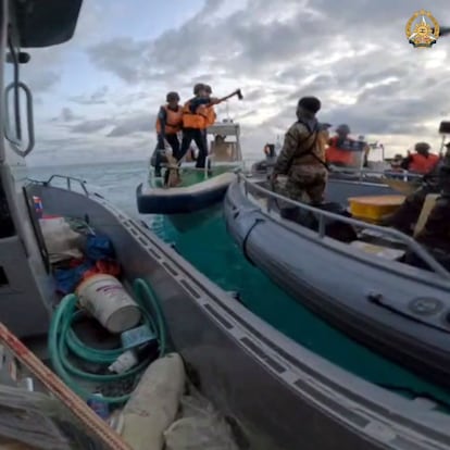 Una foto facilitada por las Fuerzas Armadas de Filipinas (AFP) muestra a un guardacostas chino con un hacha durante una misión filipina en el atolón Ayungin, en aguas en disputa del mar del Sur de China, el 17 de junio.