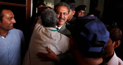Un trabajador saluda al alcalde electo de Karachi, Waseem Akhtar.