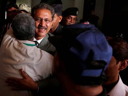 Un trabajador saluda al alcalde electo de Karachi, Waseem Akhtar. 