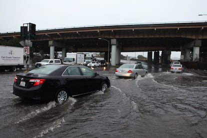 La tormenta, formada por una corriente fría que llega desde el Pacífico llamada Pineapple Express, afecta también a los estados de Oregón y Washington, en el extremo noroeste de Estados Unidos.