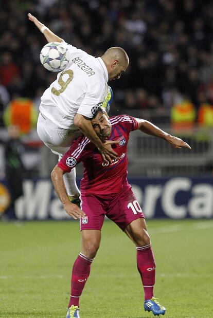 Benzema y Ederson pugnan por el balón.