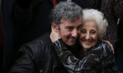 Estela de Carlotto, la presidenta de Abuelas de Plaza de Mayo, abraza públicamente a su nieto, Ignacio Hurban.