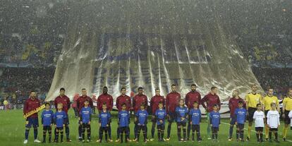 La lona del Bar&ccedil;a, tras el once inicial azulgrana.