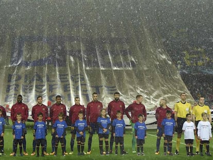 La lona del Bar&ccedil;a, tras el once inicial azulgrana.