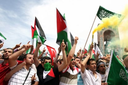 Manifestantes turcos esperando la llegada de los activistas de la <i>Flotilla de la libertad</i> a Estambul.