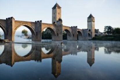 El puente de Valentré, del siglo XIV, en la ciudad francesa de Cahors, es uno de los lugares que aparecen en las rutas ciclistas de Javier Piris en Wikiloc.