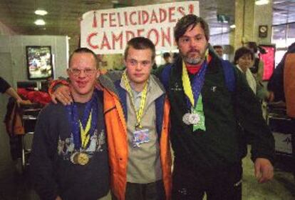 Tres participantes en los Juegos de Invierno de Special Olympics, ayer en Barajas.