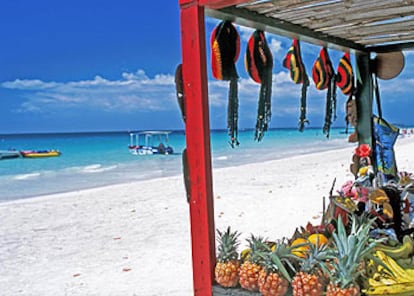 Chiringuito con frutas tropicales en Long Bay Beach, una de las playas más largas de Jamaica.