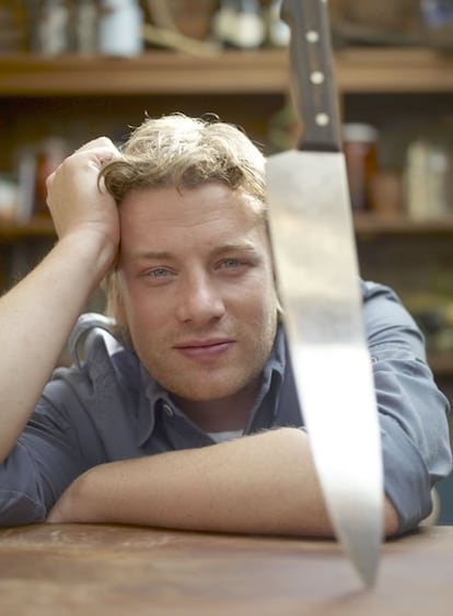 Jamie Oliver será el encargado de preparar el menú para el banquete que ofrecerá la próxima semana el anfitrión de la próxima cumbre del G20, el primer ministro británico, Gordon Brown. El chef británico, conocido por sus programas de televisión y sus libros de cocina traducidos a otros idiomas, ha eliminado el cerdo del menú de seis platos para no ofender a los participantes musulmanes. Y es que Oliver está lidiando con una larga lista de exigencias dietéticas de sus invitados, llegados de distintos continentes, para lo que tendrá a sus órdenes a un equipo de cuarenta personas en la residencia del Primer Ministro.