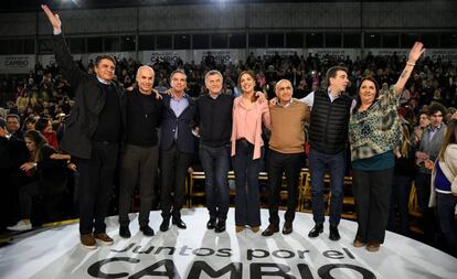 Mauricio Macri y la gobernadora de Buenos Aires, María Eugenia Vidal (centro) saludan tras el cierre de campaña en Vicente López.