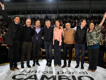 Mauricio Macri e a governadora de Buenos Aires, María Eugenia Vidal (centro), acenam para o público em Vicente López.