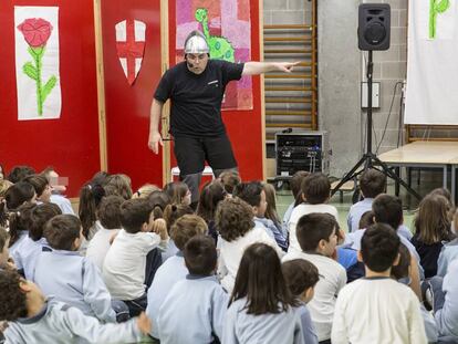 Representación de Sant Jordi de la compañía Vivim del cuentu. 