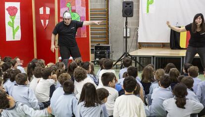 Representación de Sant Jordi de la compañía Vivim del cuentu. 