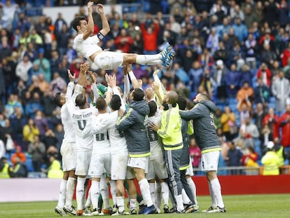 Arbeloa, manteado por sus compañeros en su último partido con el Madrid, en 2016.