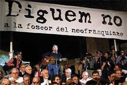 Raimon, durante su intervención en el acto reivindicativo de los <b></b><i>papeles de Salamanca</i> celebrado ayer.