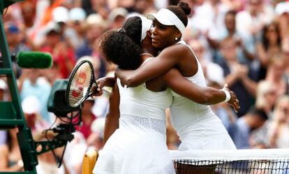 Serena y Venus se saludan tras el partido.