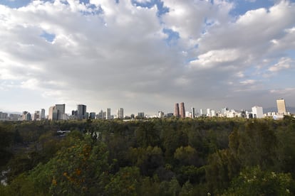 Edificios de la Ciudad de México vistos desde el Bosque de Chapultepec.