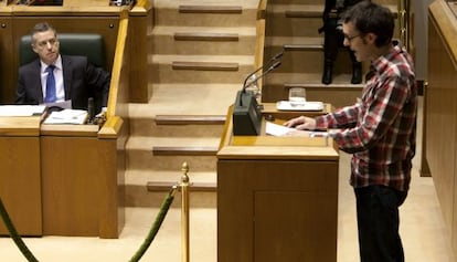 El 'lehendakari', Iñigo Urkullu, escucha desde su escaño al parlamentario de EH Bildu Julen Arzuaga durante el pleno de la Cámara.