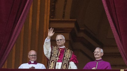 El nuevo Papa León XIV, el cardinal Robert F. Prevost, durante su primera aparición como Pontífice en el balcón central de la basílica de San Pedro, este jueves.