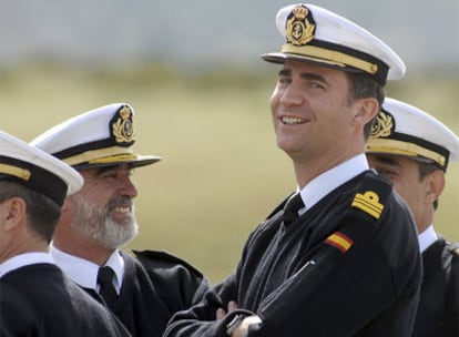 El príncipe Felipe, en la demostración anfibia de la Brigada de Infantería de Marina en el campo de maniobras del Retín, en Barbate (Cádiz).