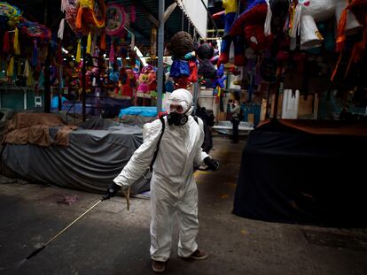 Un trabajador limpia el mercado de Jamaica, en Ciudad de México.