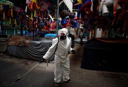 Un trabajador limpia el mercado de Jamaica, en Ciudad de México.