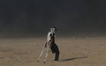 Un manifestante camina con muletas durante las protestas de hoy en la Franja de Gaza. 