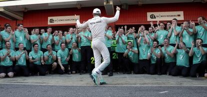 El piloto alemán de Mercedes, Nico Rosberg, celebra la victoria con su equipo, ayer en Montmeló