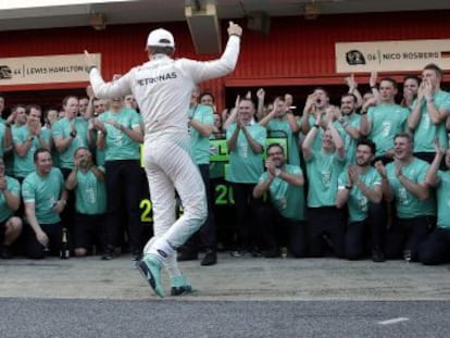 El piloto alemán de Mercedes, Nico Rosberg, celebra la victoria con su equipo, ayer en Montmeló