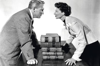 Spencer Tracy y Katharine Hepburn en 'La costilla de Adán' (1949). El amor romántico es un mito. El poliamor posmoderno, en cambio, es un hecho empírico verificado en varios laboratorios.