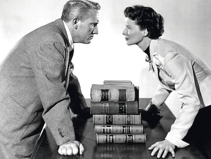 Spencer Tracy y Katharine Hepburn en 'La costilla de Adán' (1949). El amor romántico es un mito. El poliamor posmoderno, en cambio, es un hecho empírico verificado en varios laboratorios.