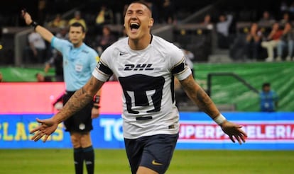 Castillo celebra su gol con Pumas