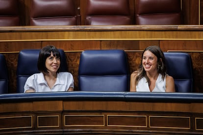 La ministra de Ciencia e Innovación, Diana Morant, a la izquierda, y la ministra de Igualdad, Irene Montero durante la sesión plenaria en el Congreso de los Diputados el 25 de agosto de 2022.