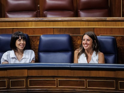 Las ministras de Ciencia e Innovación, Diana Morant (izquierda), e Igualdad, Irene Montero, durante el pleno en el que se ha aprobado la ley de libertad sexual, este jueves.