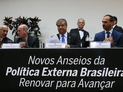 Seminário internacional sobre política externa brasileira, nesta quinta-feira, em Brasília com a presença do chanceler Ernesto Araújo (D) e do deputado Eduardo Bolsonaro (PSL-SP), entre outros.