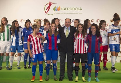 Ignacio Gal&aacute;n, presidente de Iberdrola, con algunas jugadoras.