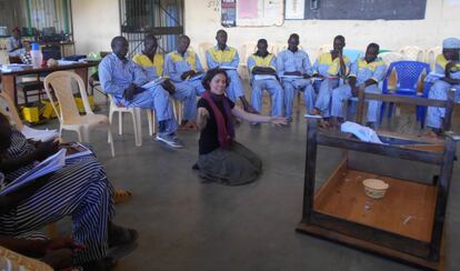 La psicóloga Inmaculada Adarves-Yorno, durante una clase con los presos.